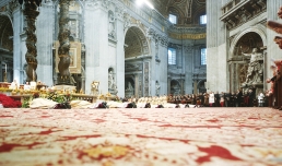 Armin Linke, Il corpo dello Stato (2002-2009), Investitura dei Vescovi, San Pietro,  Courtesy Fondazione MAXXI, Collezione MAXXI